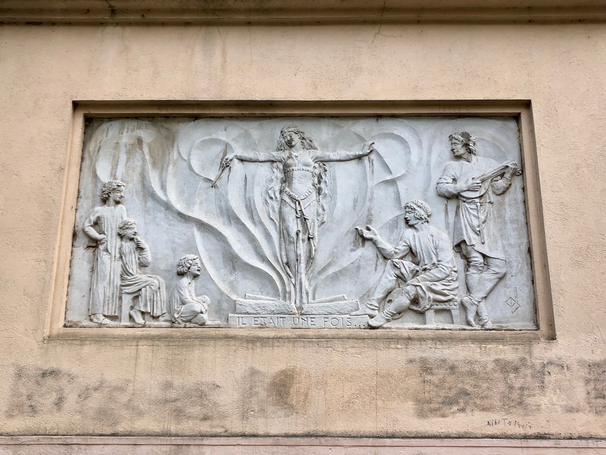 Ecole Ernest Renan, salle des fêtes, 1933, arch. J. Montariol, bas reliefs de Jean Druilhe